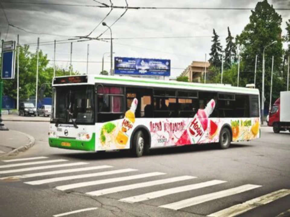 Автобус брендированный. Реклама на транспорте. Реклама в общественном транспорте. Реклама на автобусах. Брендирование автобуса.