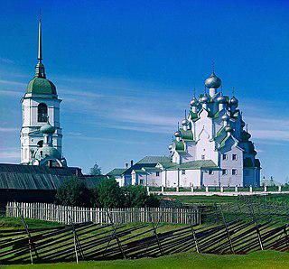 24-главая Покровская церковь в Вологодской области (справа — фото 1909 года) послужила прообразом Преображенской церкви Кижского погоста. Фото 1 