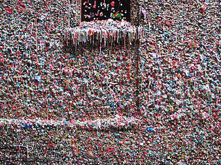 Бескультурье театралов превратило стену в достопримечательность. Фото 2 