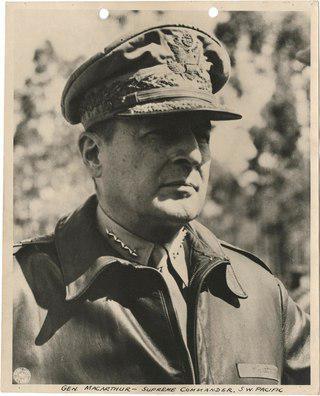 Чтобы передавать новости с фронта, женщине-репортёру (на илл.) потребовалось личное разрешение генерала армии. Фото 3 