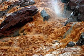 Дельта Бецибуки и бухта Бумбетука с борта самолётаОранжевый цвет реки Бецибуки — результат вырубки тропических лесов. Фото 1 