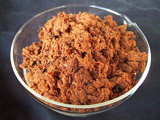 Индонезийской закуской начиняют пирожки, посыпают рис и кладут в лапшу и супы. Фото 1 