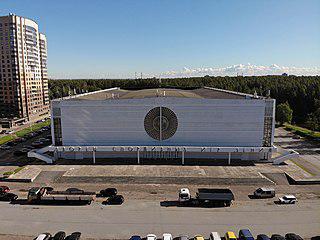 Интерьер первого в Ленинграде крытого футбольного манежа отсылает к архитектуре готических храмов. Фото 1 