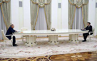 Италия и Испания спорят, кто из них сделал стол для Путина (на илл.). Фото 1 