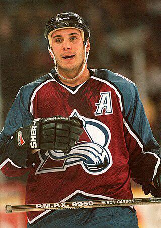 Канадский хоккеист был настолько рад выигрышу Кубка Стэнли, что решил крестить в нём свою дочь. Фото 2 