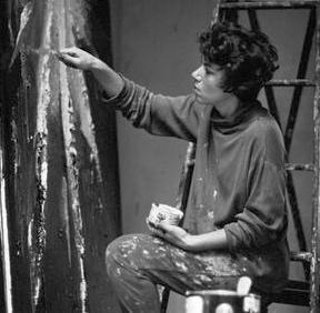 Картину художницы извлекли из мастерской с помощью погрузчика и пролома в стене. Фото 1 