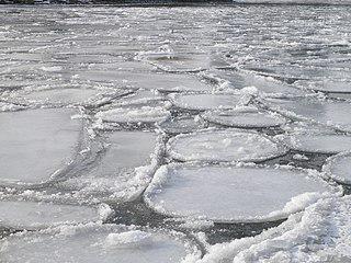 Лёд принимает формы от привычных «блинов» до причудливых шаров (на илл.). Фото 1 