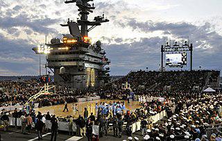 На полётной палубе авианосцев (на фото) можно проводить баскетбольные матчи. Фото 2 