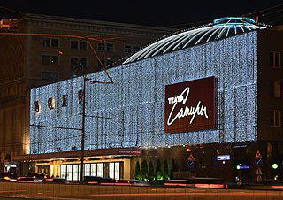 На руках Воина-освободителя (на фото) — актриса театра Сатиры Светлана Котикова. Фото 3 