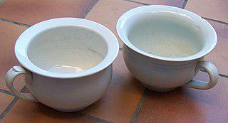 По легенде, офицеры личного штандарта Гитлера в ответ на его критику отправили ему ночной горшок со своими наградами. Фото 2