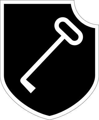 По легенде, офицеры личного штандарта Гитлера в ответ на его критику отправили ему ночной горшок со своими наградами. Фото 3 