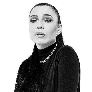 После экстравагантного путешествия «зелёная певица» зазвездилась. Фото 1