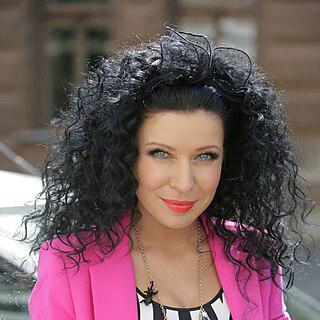 После экстравагантного путешествия «зелёная певица» зазвездилась. Фото 2 