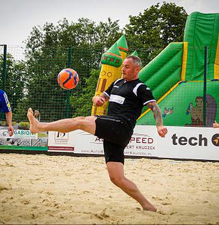 Профессиональный игрок в пляжный футбол подрабатывает кладовщиком. Фото 2 