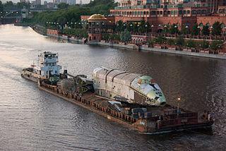 Советский шаттл семь лет пролежал на берегу Москвы-реки, пока не добрался до авиасалона на барже. Фото 3 