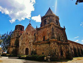 Стена филиппинской церкви украшена изображениями кокосовых пальм, папайи и гуавы. Фото 1 