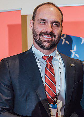 Сын президента Бразилии (на илл.) публично извинялся за оправдание методов военной диктатуры. Фото 1 