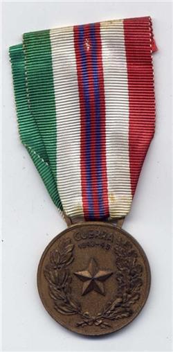 В послевоенной Италии были учреждены медаль для тех (на илл.), кто сражался на стороне союзников, и для тех (на илл.), кто сражался против них. Фото 3 