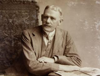 Британский изобретатель отверг карьеру шахматиста, потерпел неудачу в кинематографе, забросил адвокатскую практику, но нашёл себя в теории и практике свободной любви. Фото 1 