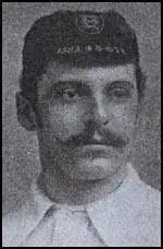 Футбольному вратарю, оставшемуся одному против десяти соперников, удалось отменить футбольный матч из-за «вечного» офсайда. Фото 1 