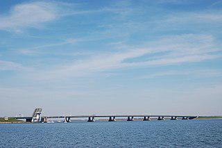 Искусственный остров на озере Кетелмер предназначен для хранения загрязнений, поднятых с его дна. Фото 3 