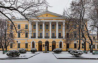 Легенда гласит, что призрак архитектора-неудачника бродит по подвалам главного здания Финэка. Фото 2 