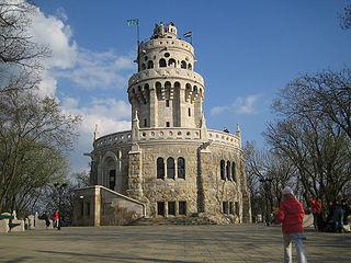 На вершине, куда поднялась любимая народом императрица, возвели башню её имени. Фото 2 