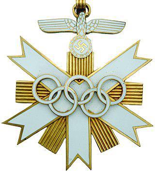 Немецкий Олимпийский почётный знак (на илл.) не вручался чемпионам игр 1936 года, в честь которых он был учреждён. Фото 1