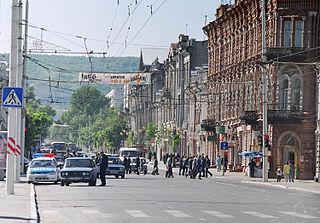 Несмотря на то, что Московской улице в Саратове вернули её исконное название ещё в 1991 году, на многих домах до сих пор висят указатели с её прежним названием (на фото). Фото 2 