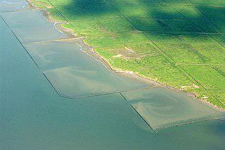 Проект «Зёйдерзее» (на фото) позволил защитить центральные Нидерланды от наводнений и превратить залив Северного моря в два озера и 1650 км² новой земли. Фото 6 