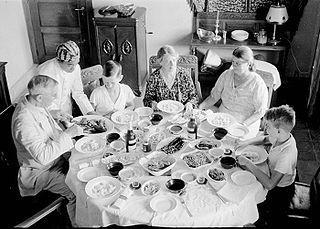 «Рис по-падангски» (на илл.) стал прообразом рийстафеля и кулинарным символом минангкабау. Фото 2 