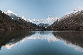 Снежные лавины выплёскивают содержимое из горного озера (на илл.). Фото 2 