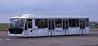 Специально для перевозки пассажиров между самолётом и зданием аэровокзала был создан низкопольный автобус МАЗ-171. Его ширина — более 3 м. Фото 3 