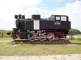 Тендер — специальный вагон, прицепляемый к паровозу, где хранятся запасы воды и топлива. Если же вода и топливо хранятся на самом паровозе, то тогда его называют танк-паровозом… Фото 2 