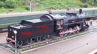 Тендер — специальный вагон, прицепляемый к паровозу, где хранятся запасы воды и топлива. Если же вода и топливо хранятся на самом паровозе, то тогда его называют танк-паровозом… Фото 4 