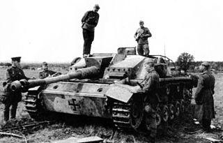 В тяжёлом бою пулемётчик поднял сослуживцев в атаку при помощи шинели. Фото 3 