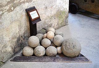 В XX веке ещё использовались боеприпасы из камня. Фото 1 