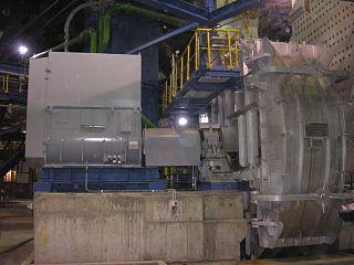 «Зенит-5» был первым в мире серийным фотоаппаратом общего назначения со встроенным электроприводом. Фото 3 