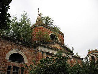 Александровскую колонну и храмовый комплекс в деревне Аксиньино объединяет фигура ангела. Фото 2 