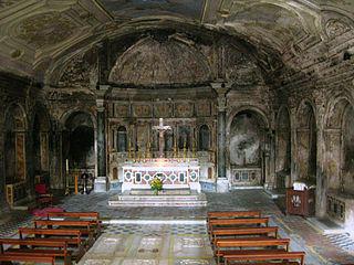 Амбулатория — не только лечебница, но и галерея сидячих мертвецов с выставленными на обозрение черепами. Фото 1 