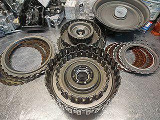 Для быстрого переключения передач нужны робот, две коробки и два сцепления. Фото 1 