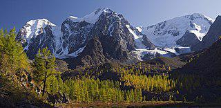 Древнейший в мире ковёр (на репродукции) и древнейшие образцы татуировки были обнаружены в пазырыкских курганах Горного Алтая. Фото 4 