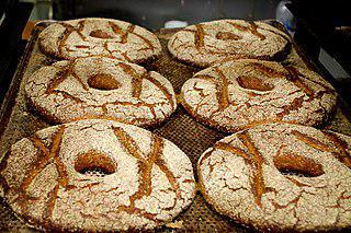 Этот хлеб (см. фото) выпекают с дыркой в центре, чтобы хранить его на шесте под потолком. Фото 1 