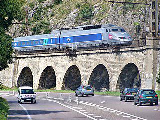 Французские скоростные поезда TGV первоначально планировалось сделать газотурбовозами, но после энергетического кризиса 1973 года было решено перевести их на электрическую тягу. Фото 1 