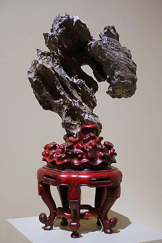 Идеальный камень (на илл.) должен быть похож на гору, человека или животное. Фото 1 