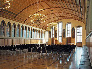 Исторический зал (на илл.) в ратуше знаменит уникальным собранием портретов германских монархов — от Карла Великого до Франца II. Фото 4 