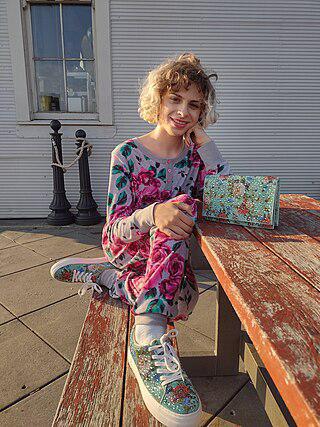 Мальчик, с шести лет одевающийся как девочка, в двенадцать стал гранд-маршалом. Фото 1 