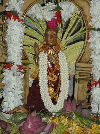 Памятник верной жене (на илл.) установлен на индийском пляже. Фото 1 