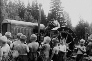 Полугусеничный движитель не исчез с закатом эры полугусеничных автомобилей в начале 1950-х, а нашёл весьма широкое применение на сельскохозяйственной технике в качестве съёмного приспособления. Фото 2 