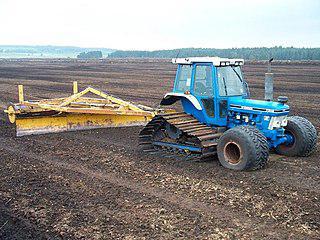 Полугусеничный движитель не исчез с закатом эры полугусеничных автомобилей в начале 1950-х, а нашёл весьма широкое применение на сельскохозяйственной технике в качестве съёмного приспособления. Фото 3 